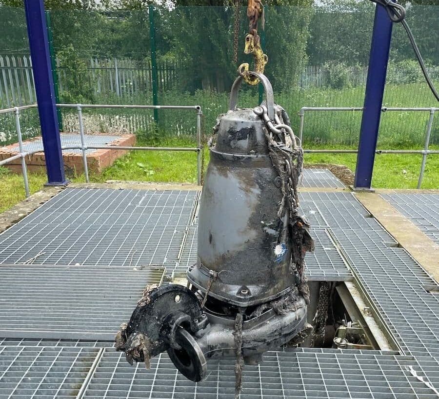 Lifting sewage pump e1742318951113