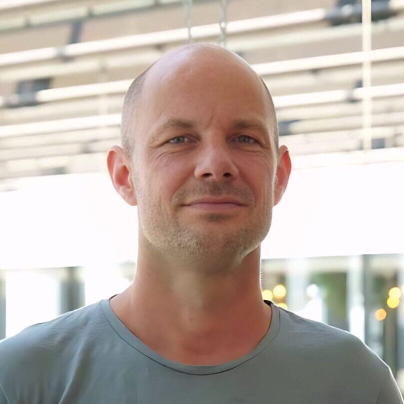 Headshot simon 2025 (1)